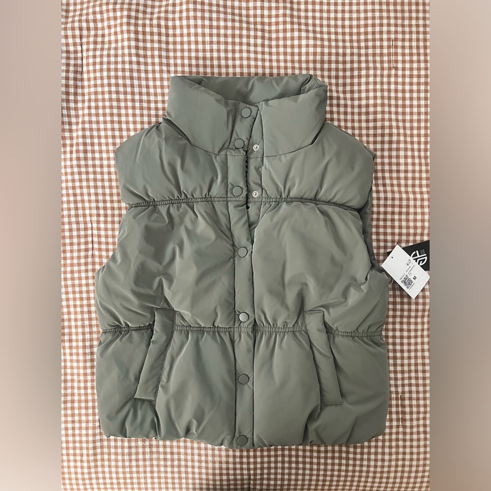 Forever 21 Quilted Puffer Vest Size Medium